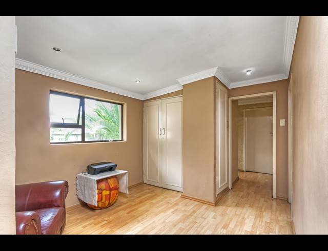 4 BEDROOM FREEHOLD FOR SALE IN BRAMLEY